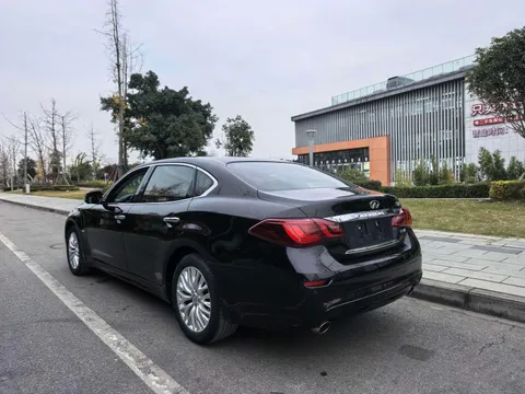 Infiniti Q70