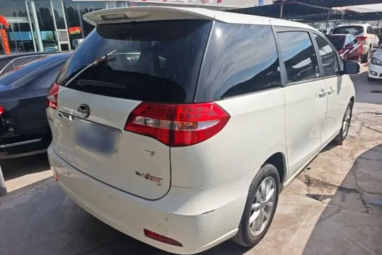 BYD M6