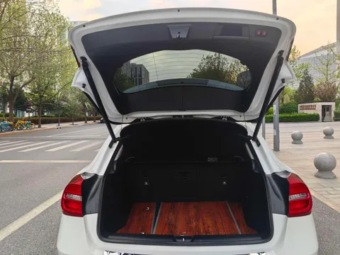Mercedes-Benz Mercedes-Benz GLA