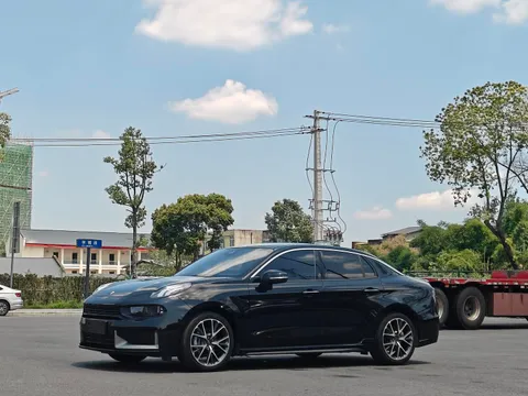 Lynk & Co 03