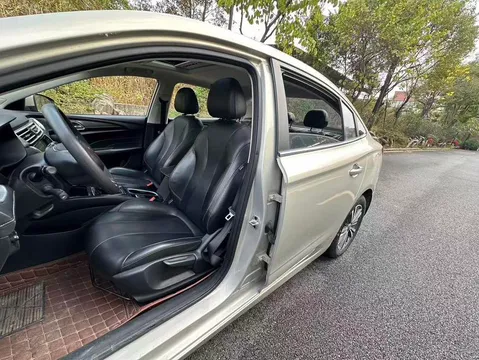 Roewe i5