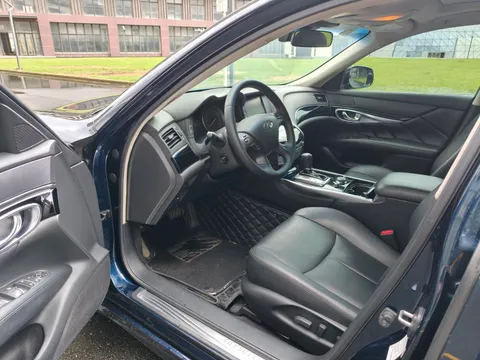 Infiniti Q70