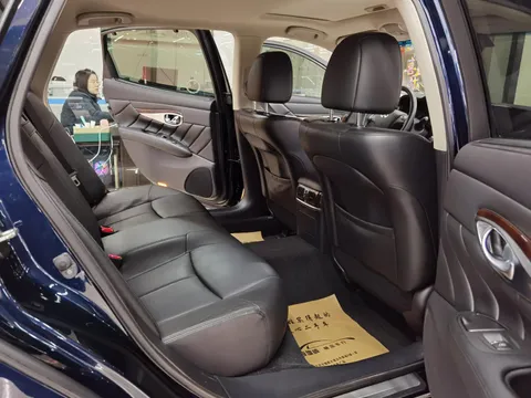 Infiniti Q70