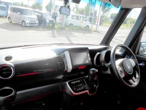 Honda N-BOX Custom