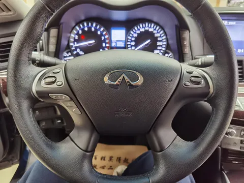 Infiniti Q70