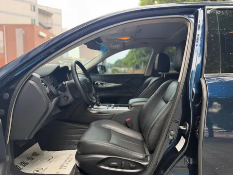 Infiniti Q70