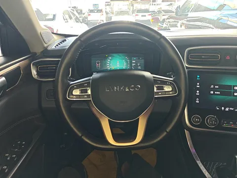 Lynk & Co 01