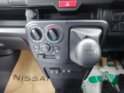 Nissan Clipper Van