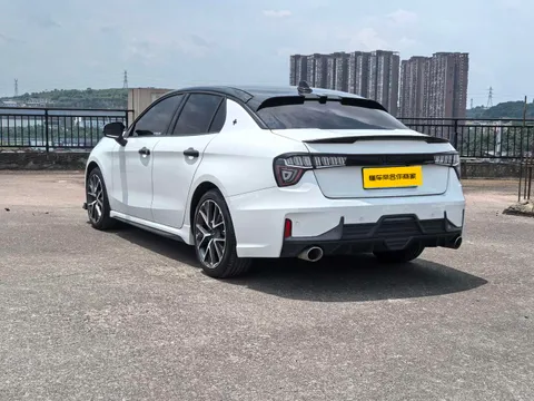 Lynk & Co 03