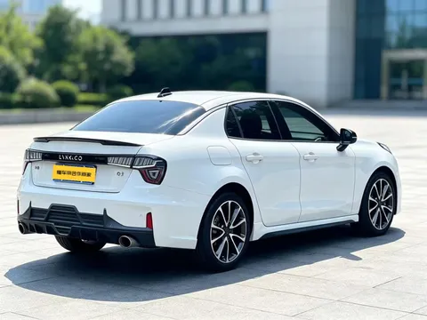Lynk & Co 03