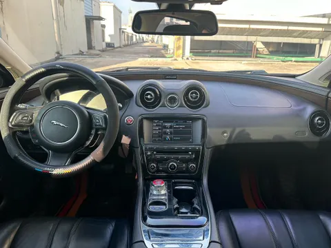 Jaguar XJ
