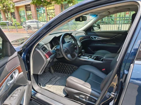 Infiniti Q70