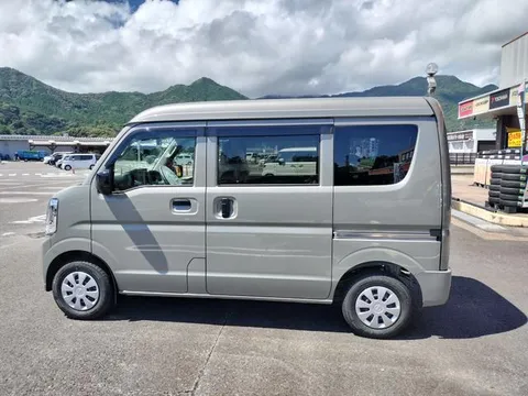 Nissan Clipper Van
