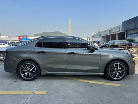 Lynk & Co 03