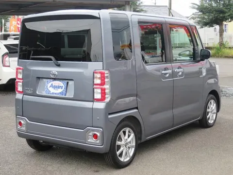 Toyota Pixis Mega