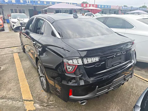 Lynk & Co 03