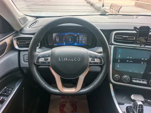Lynk & Co 01