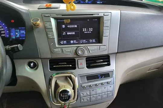 BYD M6
