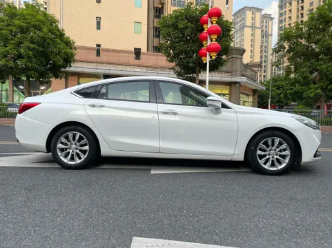 Hongqi H5