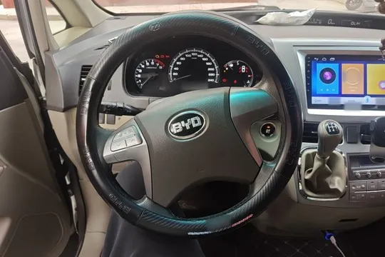 BYD M6