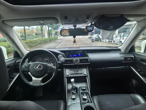 Lexus IS