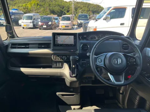 Honda N-BOX Custom