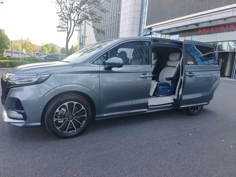 Roewe iMAX8