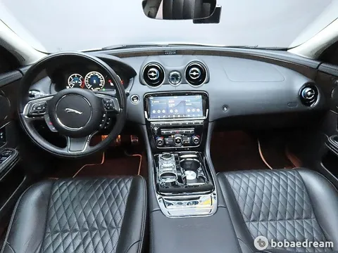 Jaguar XJ