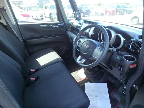 Honda N-BOX Custom