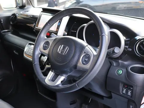 Honda N-BOX Custom