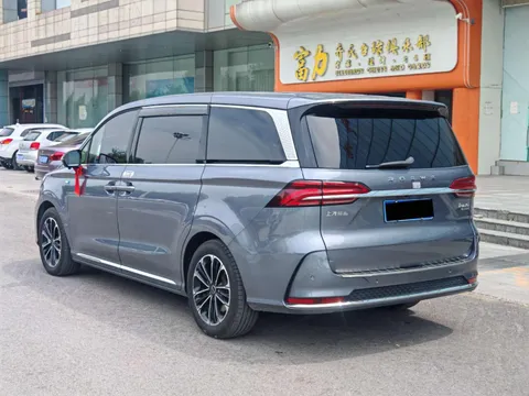 Roewe iMAX8
