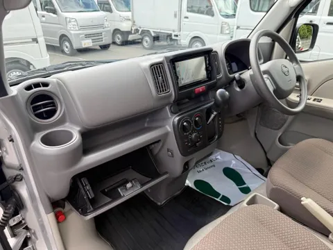 Nissan Clipper Van