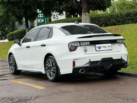 Lynk & Co 03