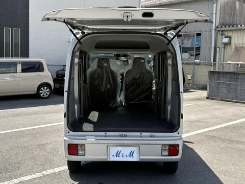 Nissan Clipper Van