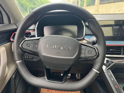 Lynk & Co 06