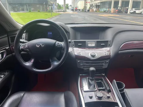 Infiniti Q70