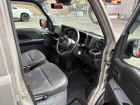Nissan Clipper Van