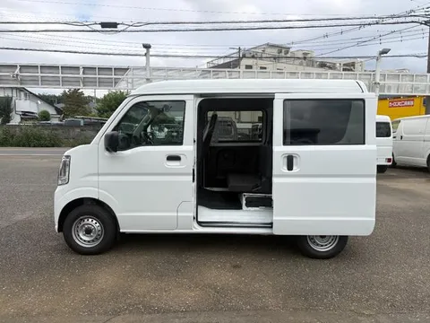 Nissan Clipper Van