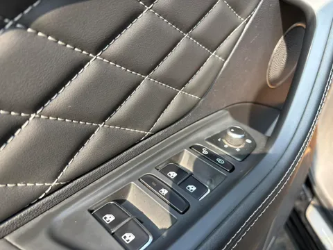 Hongqi HS7