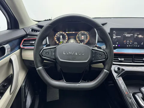 Lynk & Co 06
