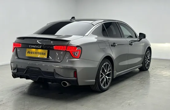 Lynk & Co 03