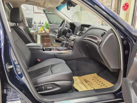 Infiniti Q70