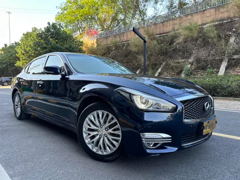 Infiniti Q70