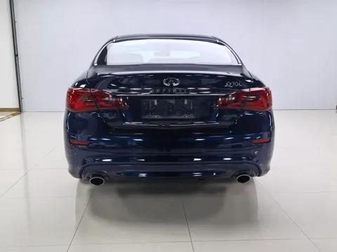Infiniti Q70