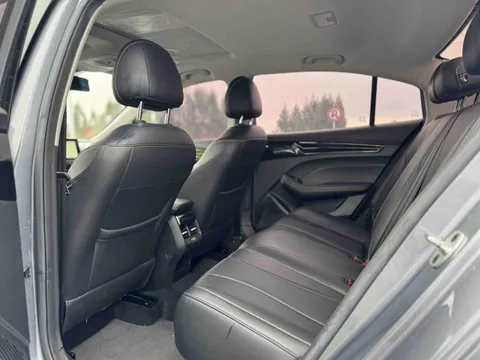Roewe i5