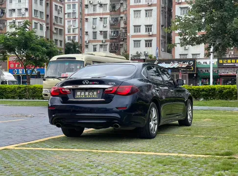 Infiniti Q70