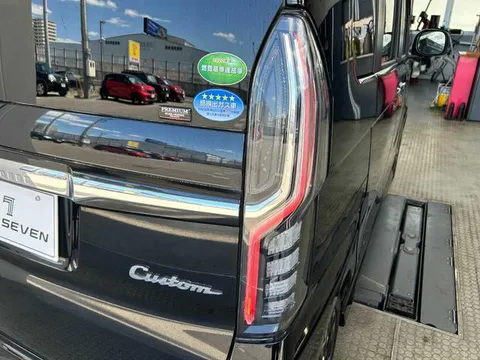Honda N-BOX Custom