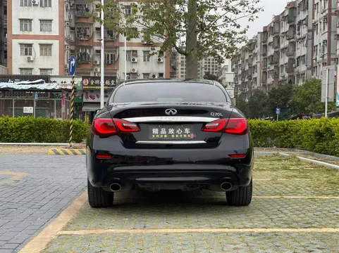 Infiniti Q70