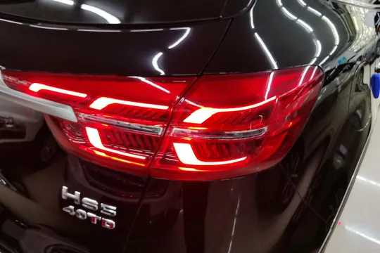 Hongqi HS5