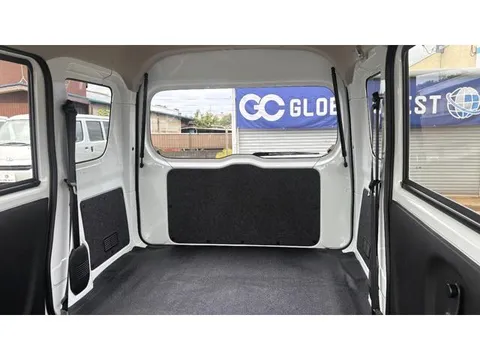 Nissan Clipper Van